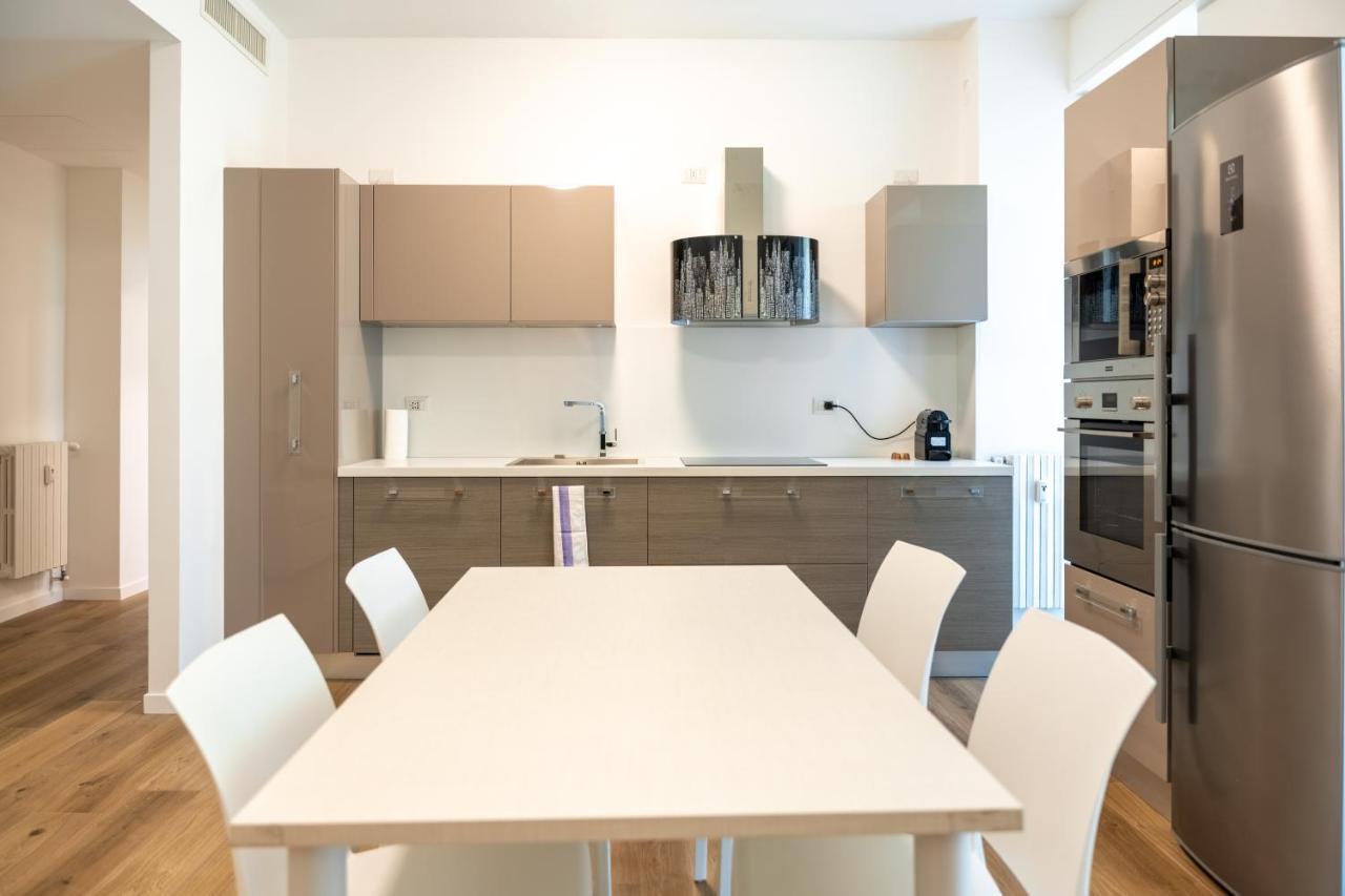 Апартаменты 15Min Metro Duomo - Rho Fiera - Skyscraper Kitchen Милан Экстерьер фото